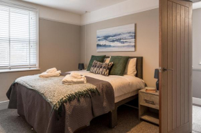 Comfortable 5-Bedroom House in Cheltenham